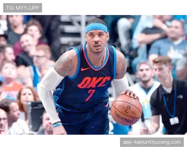 安东尼无球跑动拉开空间，改变进攻结构