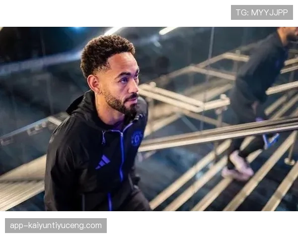 曼联中场断球后攻防转换失控，防守体系稳定性面临考验